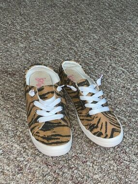 Jellypop women’s tiger printed fabric slip on sneakers shoes size 9M